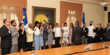 Ministro de la Presidencia juramenta comisión del INPOSDOM para el Plan de Transformación y Relanzamiento de la entidad postal