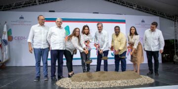 Presidente Abinader da primer picazo para iniciar construcción del Centro de Atención Integral para la Mujer en Santiago