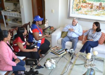 Presidente del Senado llama a la población a respaldar el censoSantiago. El presidente del Senado y senador por esta provincia, Eduardo Estrella motivó a la población a respaldar el Décimo Censo de Población y Vivienda que realiza la Oficina Nacional de Estadística (ONE), jornada que inició el pasado jueves 10 y que se extenderá hasta el miércoles 23 de este mes.