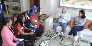 Presidente del Senado llama a la población a respaldar el censoSantiago. El presidente del Senado y senador por esta provincia, Eduardo Estrella motivó a la población a respaldar el Décimo Censo de Población y Vivienda que realiza la Oficina Nacional de Estadística (ONE), jornada que inició el pasado jueves 10 y que se extenderá hasta el miércoles 23 de este mes.