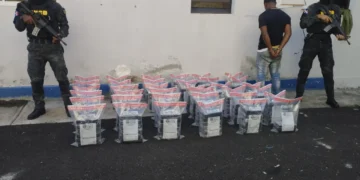 Apresan a camionero con 212 paquete de cocaína en Peravia