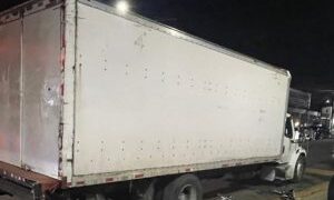 Detienen dos hombres transportaban 30 haitianos en el vagón de un camión