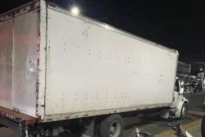 Detienen dos hombres transportaban 30 haitianos en el vagón de un camión