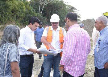 Wellington Arnaud  garantiza agua potable en Villa Altagracia