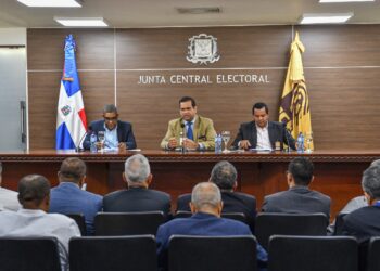 Direcciones de Elecciones, Informática y Voto en el Exterior de la JCE se reúnen con organizaciones políticas