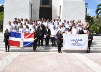 CAASD se une a la conmemoración del Mes de la Patria con el depósito de ofrenda floral