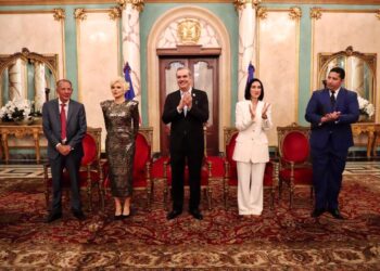 Presidente condecora a Negro Santos y Charytín Goico con la Orden Heráldica de Cristóbal Colón en el Grado de Caballero