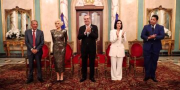 Presidente condecora a Negro Santos y Charytín Goico con la Orden Heráldica de Cristóbal Colón en el Grado de Caballero