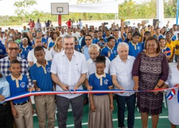 Presidente Abinader inaugura escuela y entrega 560 títulos de propiedad en SDE