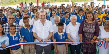 Presidente Abinader inaugura escuela y entrega 560 títulos de propiedad en SDE