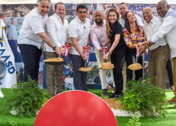 Felipe Suberví, director de la CAASD, deja iniciado el saneamiento de la cañada Las Ochocienta