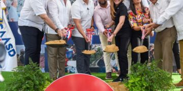 Felipe Suberví, director de la CAASD, deja iniciado el saneamiento de la cañada Las Ochocienta