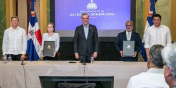Gobierno RD firma histórico acuerdo de transporte aéreo con Canadá