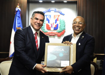 Pesidente Pacheco recibe visita de comisión de COPPPAL