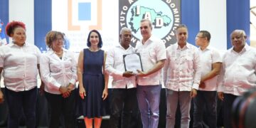 Presidente Abinader inaugura dos importantes obras en Pedernales que beneficiarán a los jóvenes