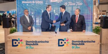 Collado cierra acuerdos con Cóndor para cubrir rutas de Air France en verano