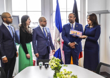 Banreservas dona exposición fotográfica a Embajador en Alemania nombra sala Banreservas