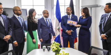 Banreservas dona exposición fotográfica a Embajador en Alemania nombra sala Banreservas