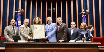 La Asamblea del Estado de Nueva York reconoce al presidente del Senado de la República