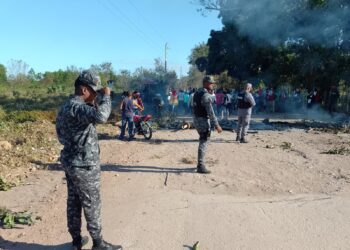 Habitantes de Bayaguana realizan huelga en demanda de reconstrucción de carreteras
