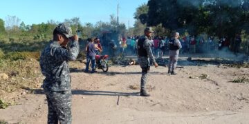 Habitantes de Bayaguana realizan huelga en demanda de reconstrucción de carreteras