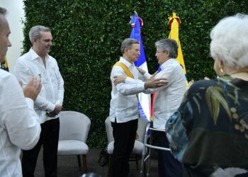 Canciller Roberto Álvarez recibe condecoración otorgada por el presidente de Ecuador