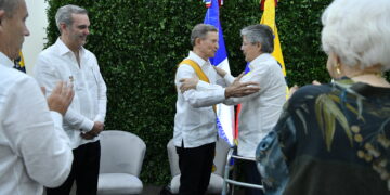 Canciller Roberto Álvarez recibe condecoración otorgada por el presidente de Ecuador