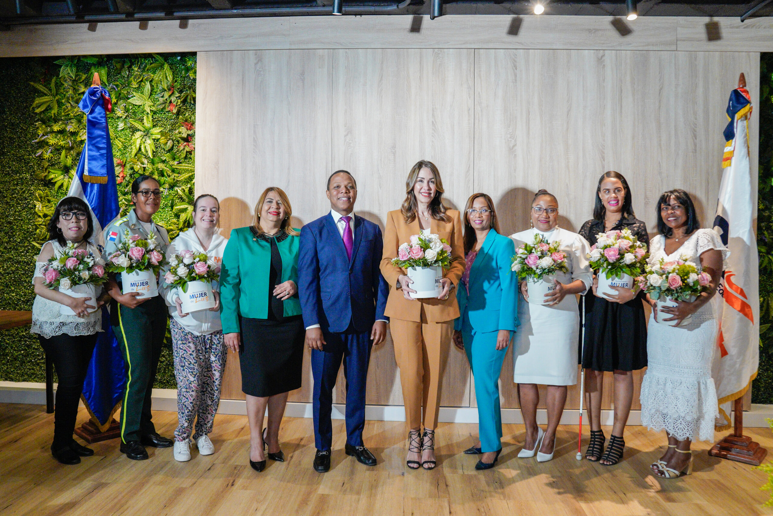 Edesur entrega reconocimiento «Mujer de luz»; a  Mariasela Álvarez y Katherine Motyka, de Jompéame