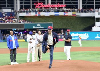 Presidente Abinader primer jefe de Estado en lanzar la primera bola en Clásico Mundial de Béisbol