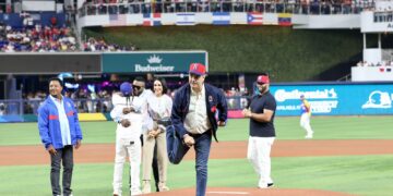 Presidente Abinader primer jefe de Estado en lanzar la primera bola en Clásico Mundial de Béisbol
