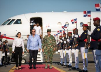 Presidente Abinader regresa al país tras lanzar primera bola en Clásico Mundial de Béisbol