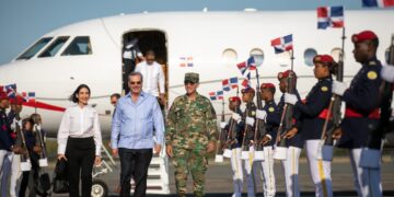 Presidente Abinader regresa al país tras lanzar primera bola en Clásico Mundial de Béisbol
