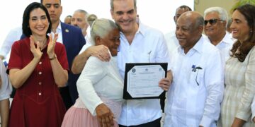 Abinader entrega 719 títulos de propiedad en Azua