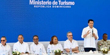 Presidente y ministro de Turismo inauguran reconstrucción de dos plazas de vendedores en playa Guayacanes con una inversión superior a los 143 millones de pesos