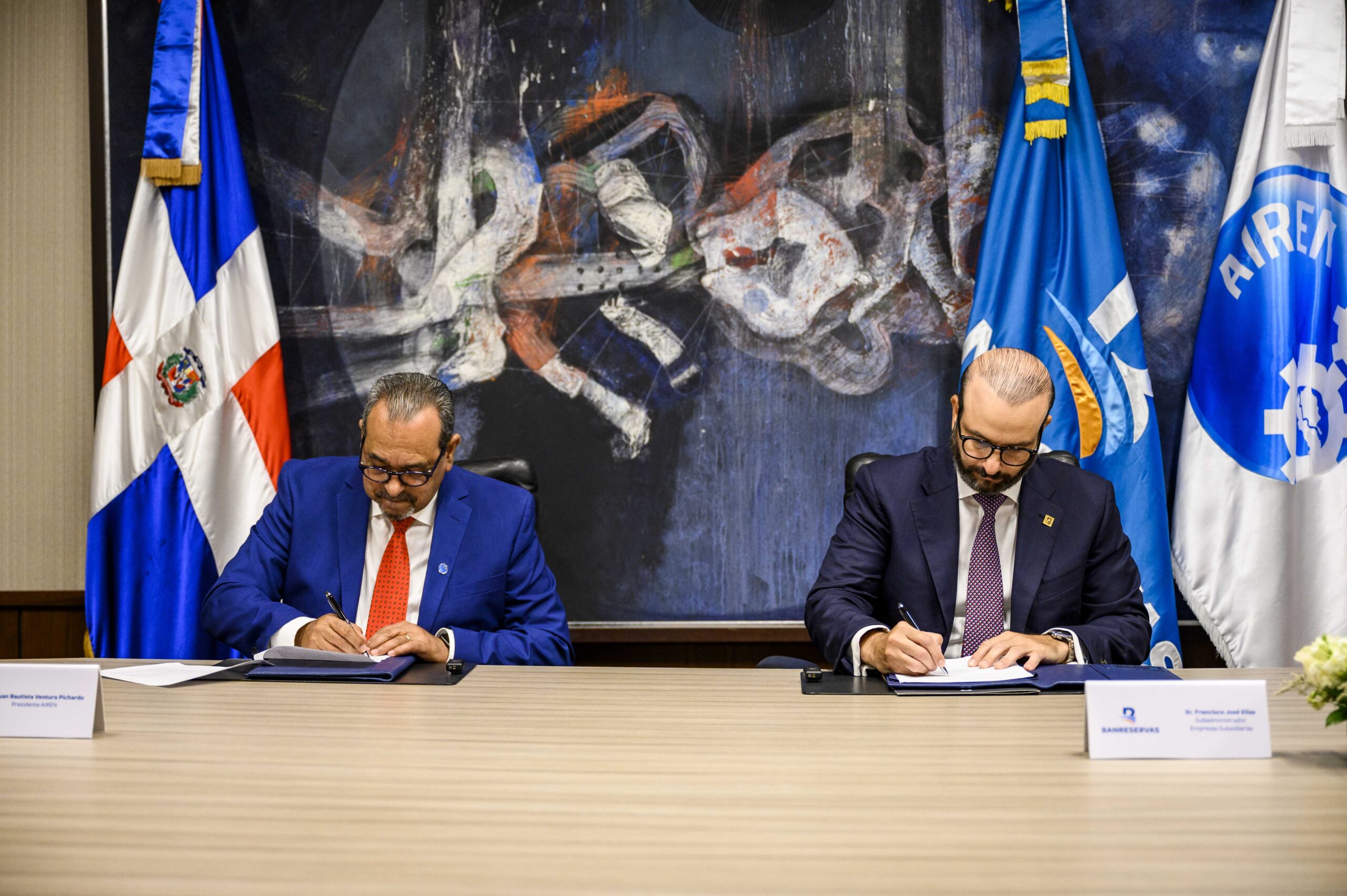 Banreservas firma acuerdo con AIREN para el desarrollo de las empresas familiares