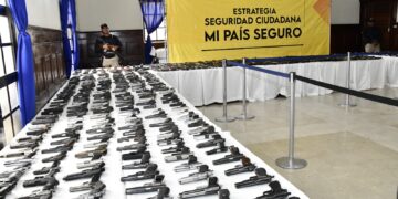 Ministro de Interior recibe del ministerio público 719 armas decomisadas en la provincia Duarte