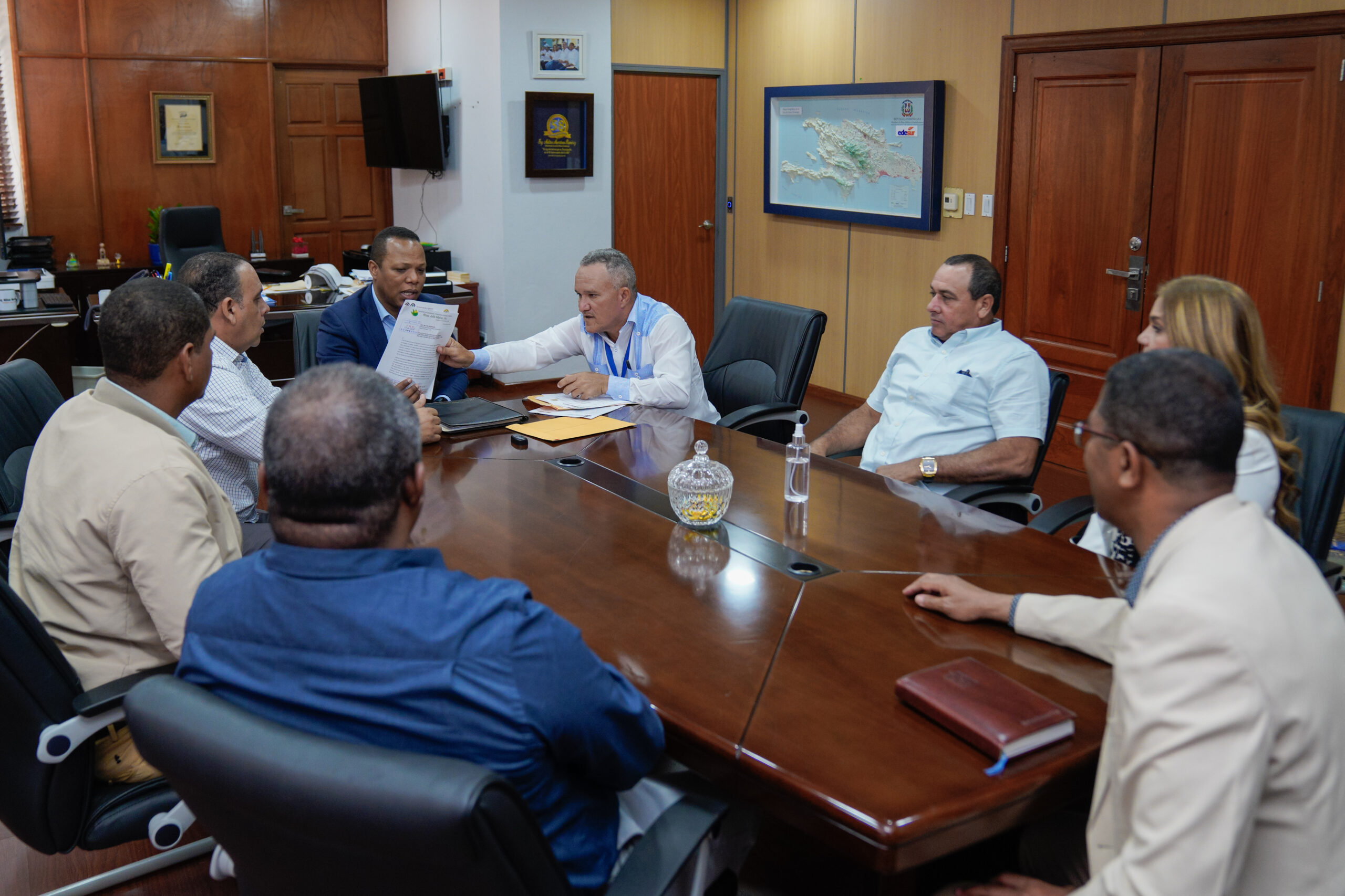 Bananeros de Azua incrementan exportación tras interconexión realizada por EDESUR y el INDRHI