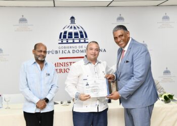 Interior y Policía juramenta a 23 extranjeros; les exhorta a trabajar por el bien del país