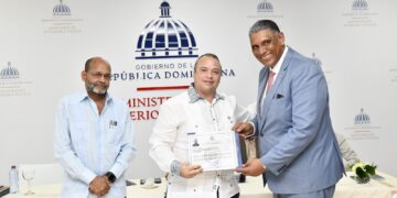 Interior y Policía juramenta a 23 extranjeros; les exhorta a trabajar por el bien del país