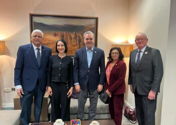 Presidente Abinader llega a Londres para participar en actos de coronación del rey Carlos II