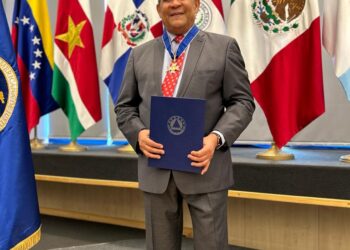 Parlacen reconoce al director del INFOTEP con Medalla al Mérito Centroamericano Roberto Carpio Nicolle