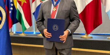 Parlacen reconoce al director del INFOTEP con Medalla al Mérito Centroamericano Roberto Carpio Nicolle