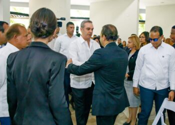 Presidente Abinader se solidariza con Abel Martínez por fallecimiento de su madre