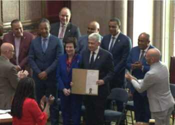 Senado de Nueva York reconoce a Eduardo Estrella