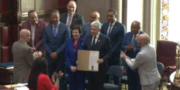 Senado de Nueva York reconoce a Eduardo Estrella