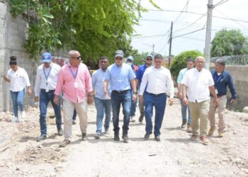 Wellington Arnaud supervisa obras en provincia Azua