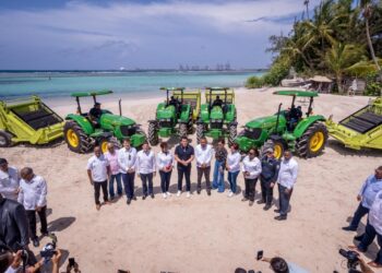 Collado entrega equipos para limpieza de playas a un costo de RD$50 millones