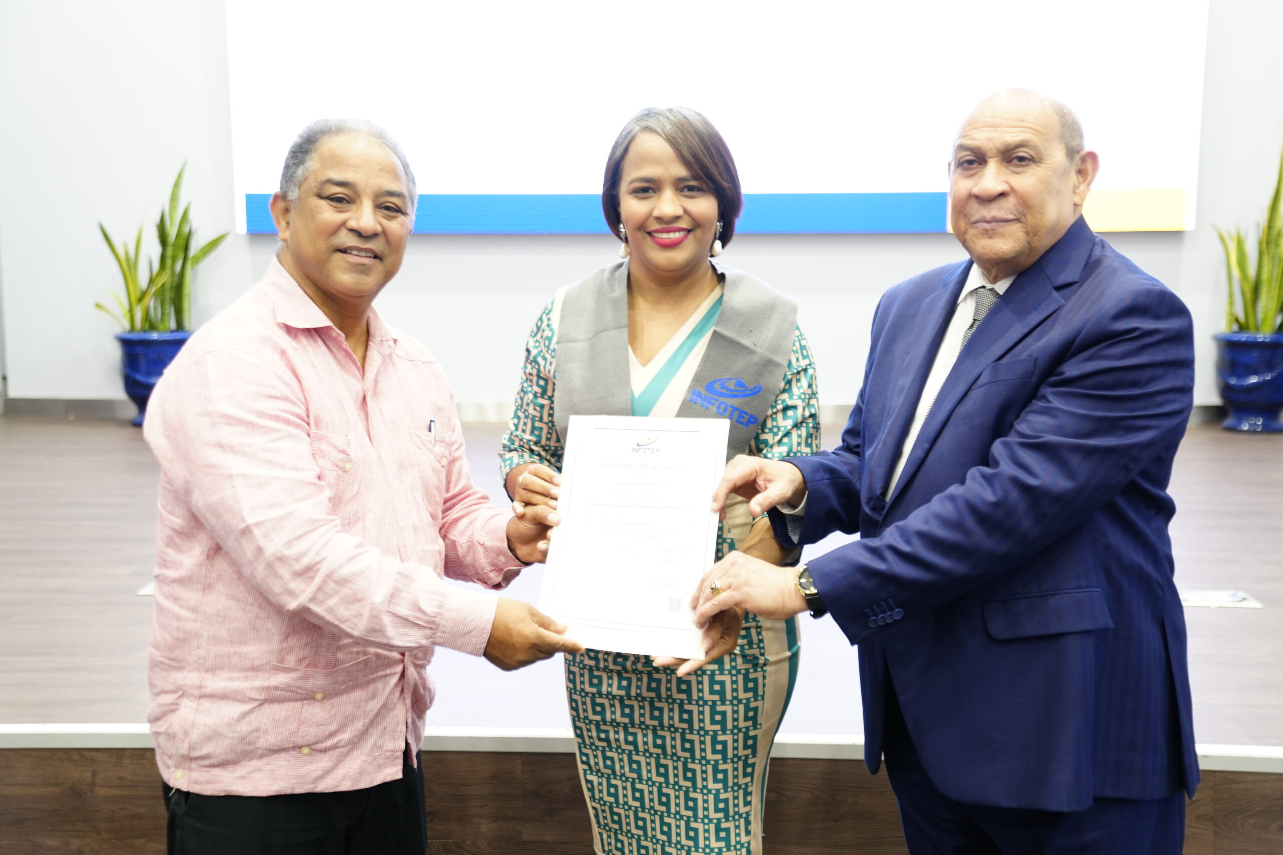 INFOTEP y el CDP certifican a 99 trabajadores de la prensa egresados de cuatro programas de formación