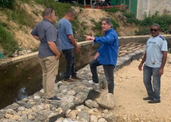 Diputado Miguel Bogaert supervisa trabajos en la cañada de Guajimia en SDO