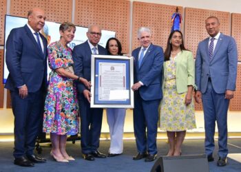 Senado reconoce trayectoria  del cirujano Rafael Sánchez Español